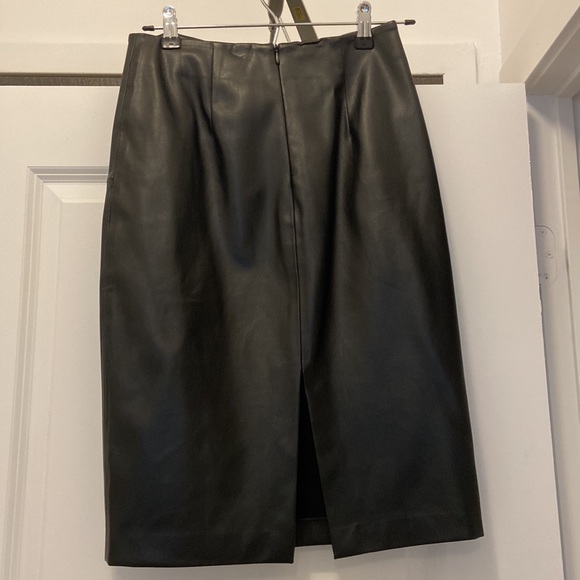Black vegan leather skirt with slit at the back - Picture 2 of 4